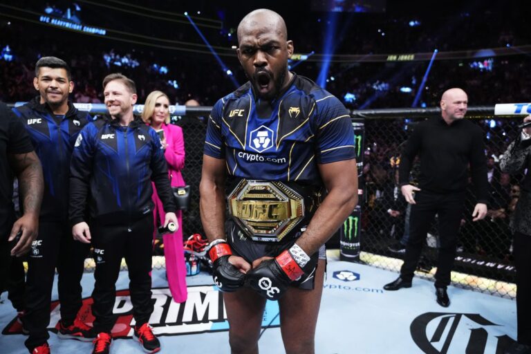 Jon Jones défait Ciryl Gane par soumission au 1er round et sempare du