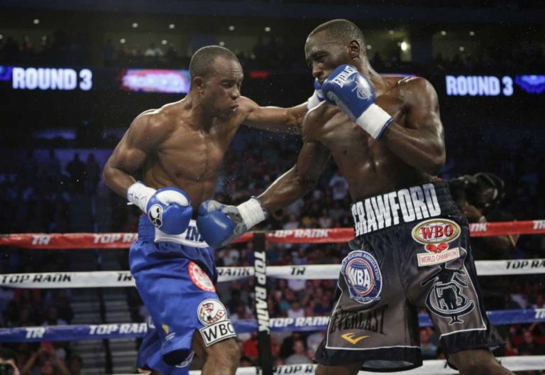 Terence Crawford passe le KO à Julius Indongo
