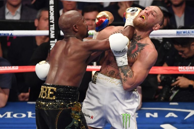 Floyd Mayweather stoppe Conor McGregor au 10e round à Las Vegas