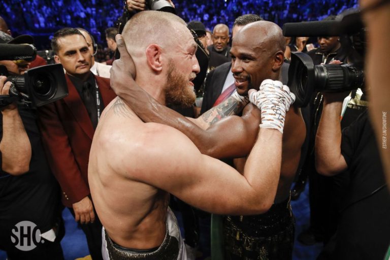 Floyd Mayweather fait son entrée dans une cage de MMA, Conor McGregor réagit !