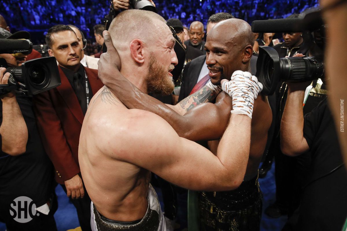 Floyd Mayweather fait son entrée dans une cage de MMA, Conor McGregor réagit !
