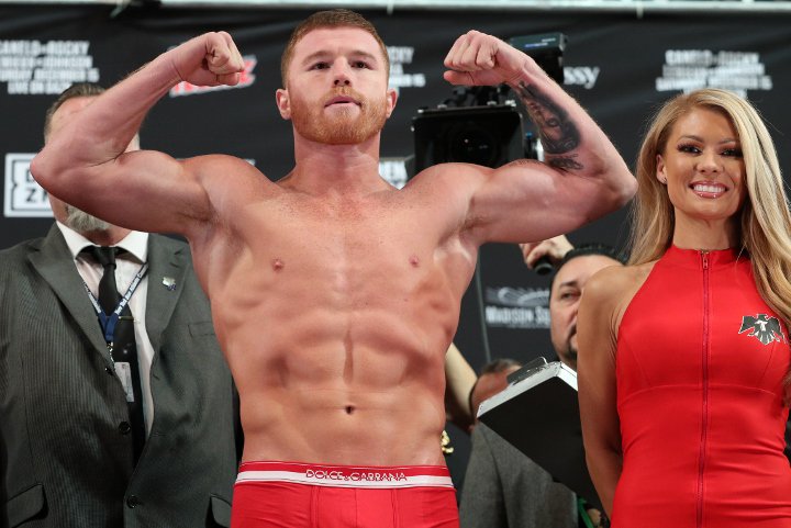 Canelo Alvarez stoppe Rocky Fielding au 3e round