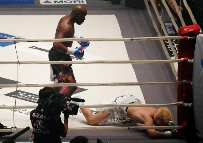 Floyd Mayweather démolit Tenshin Nasukawa en un seul round
