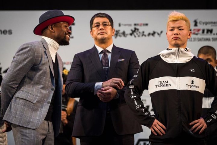 Floyd Mayweather fait un sourire à Tenshin Nasukawa pour le dernier face à face