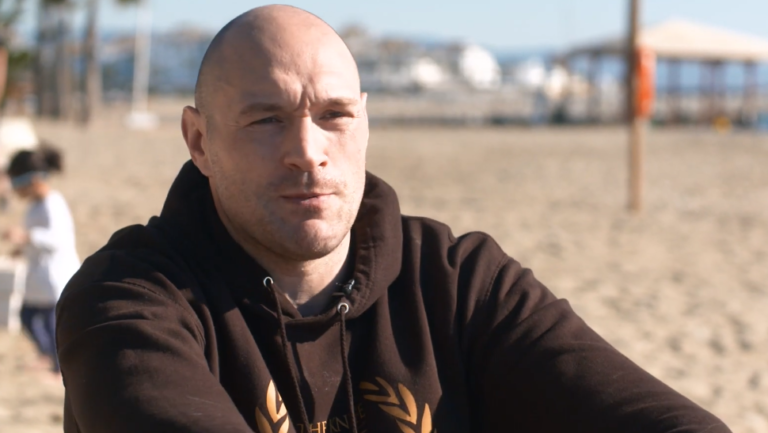 Tyson Fury signe avec Top Rank, ESPN ; Le rematch avec Wilder toujours faisable