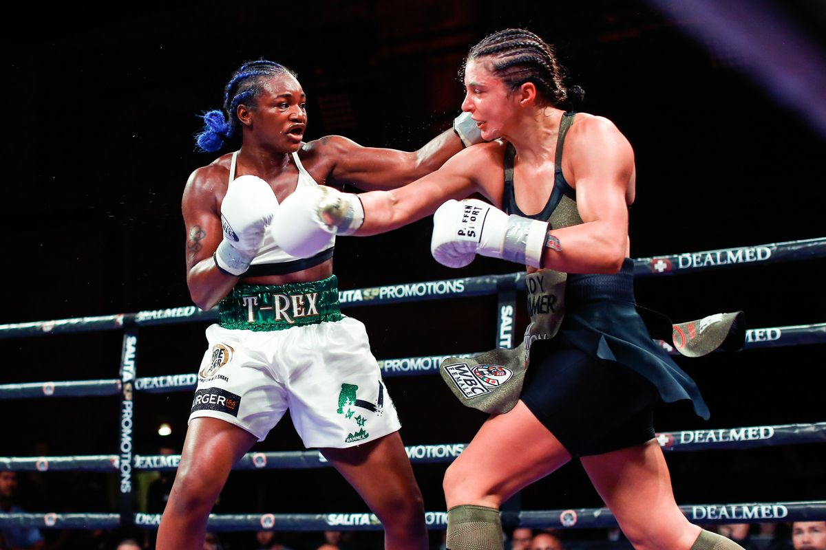 Claressa Shields domine Christina Hammer, Devient championne incontestée des poids moyens