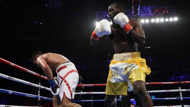 Terence Crawford stoppe Amir Khan après avoir donné un coup bas au 6e round