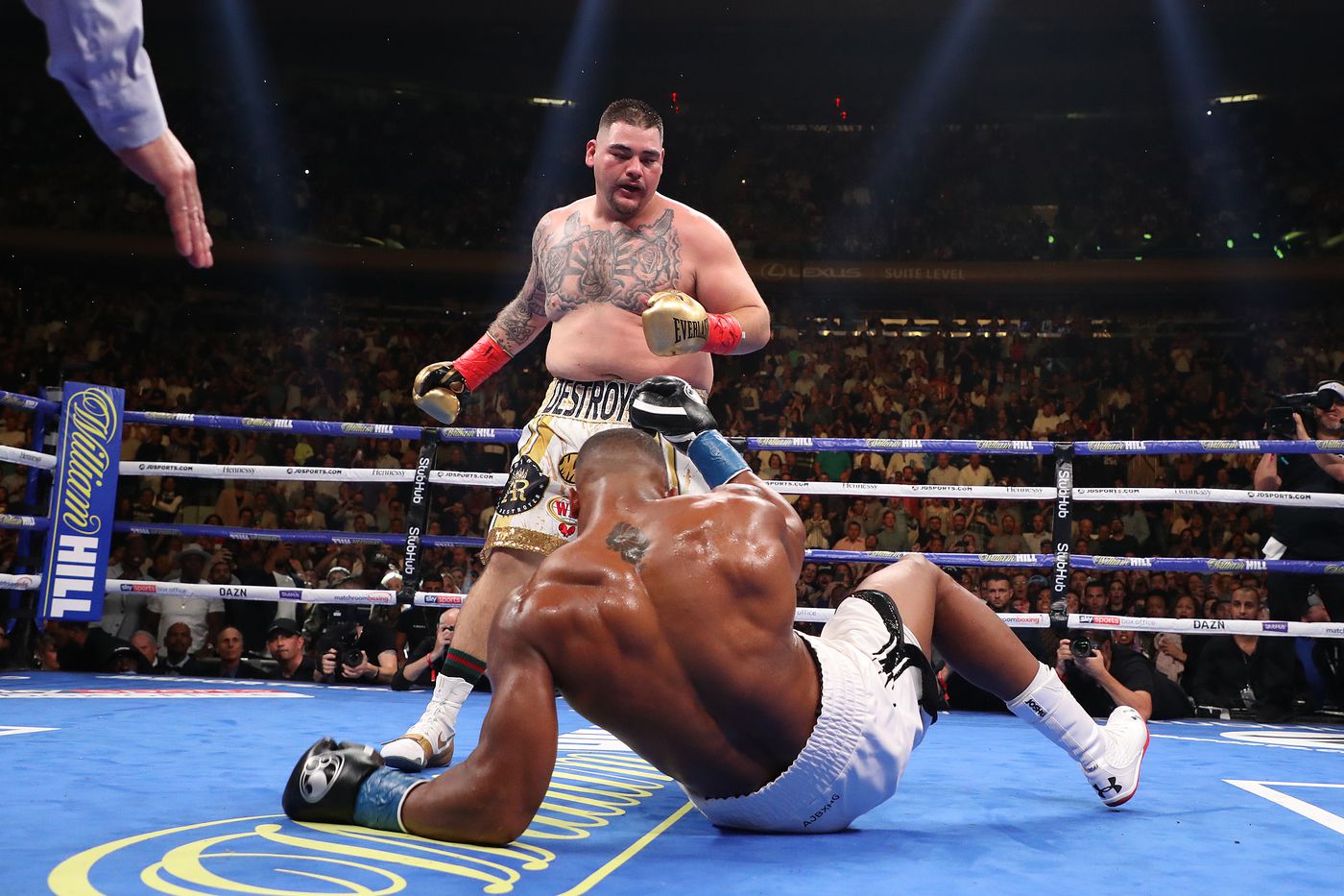Andy Ruiz stoppe Anthony Joshua au 7e round, Créé une onde de choc