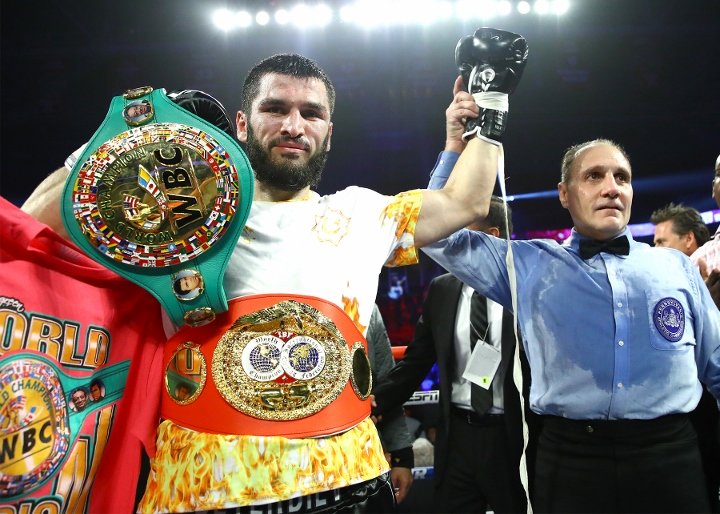 Dmitry Bivol dit avoir très hâte de combattre Artur Beterbiev