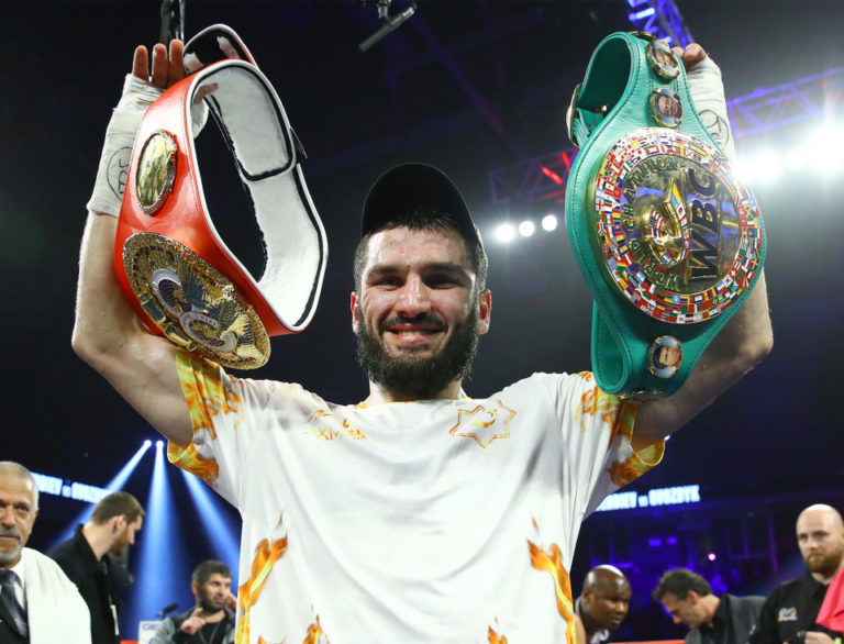 Artur Beterbiev dit avoir voulu combattre Oleksandr Usyk pendant qu’il était le roi des lourds-légers