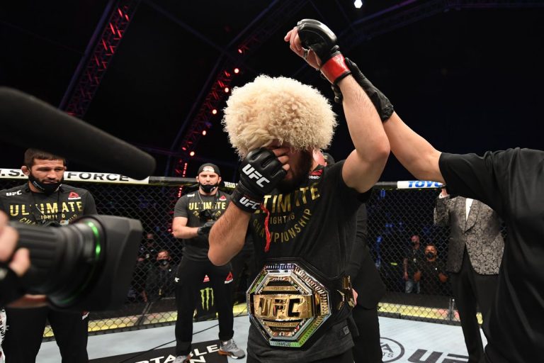Khabib Nurmagomedov bat Justin Gaethje par soumission, Annonce qu’il prend sa retraite de l’UFC