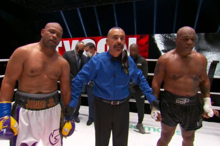 Mike Tyson dispute un match nul face à Roy Jones Jr. dans un combat d’exhibition de 8 rounds