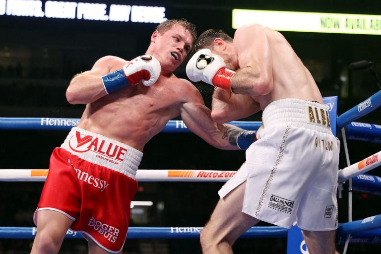 Canelo Alvarez dominant face à Callum Smith, Remporte les titres WBC, WBA des poids super-moyens