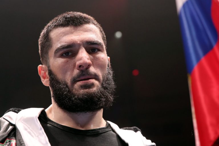 Artur Beterbiev stoppe Adam Deines au 10e round