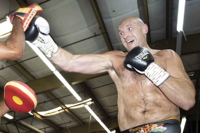 Tyson Fury annonce qu’il a signé le contrat pour combattre Wilder : « B*tch, tu vas te faire mettre KO ! »