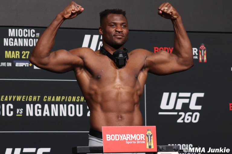 Francis Ngannou en réaction aux 20 millions $ perçus par Logan Paul : « Que faisons-nous d’incorrect à l’UFC ? »