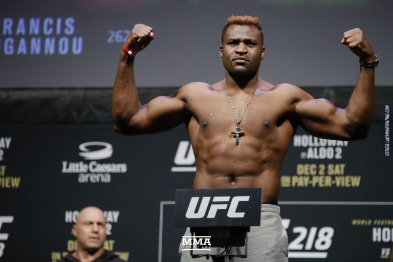 Francis Ngannou songe à faire le saut à la boxe pour être payé comme il le mérite : « Je ne devrais pas avoir besoin d’emprunter de l’argent pour mon camp d’entraînement ! »