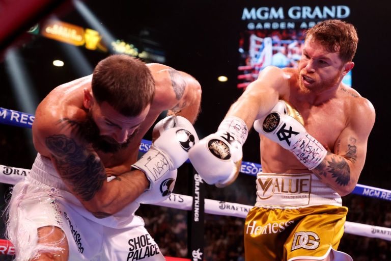 Canelo Alvarez défait Caleb Plant par KO au 11e round, Devient champion du monde incontesté des poids super moyens