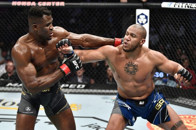 Francis Ngannou domine Ciryl Gane au sol et remporte le combat par décision unanime
