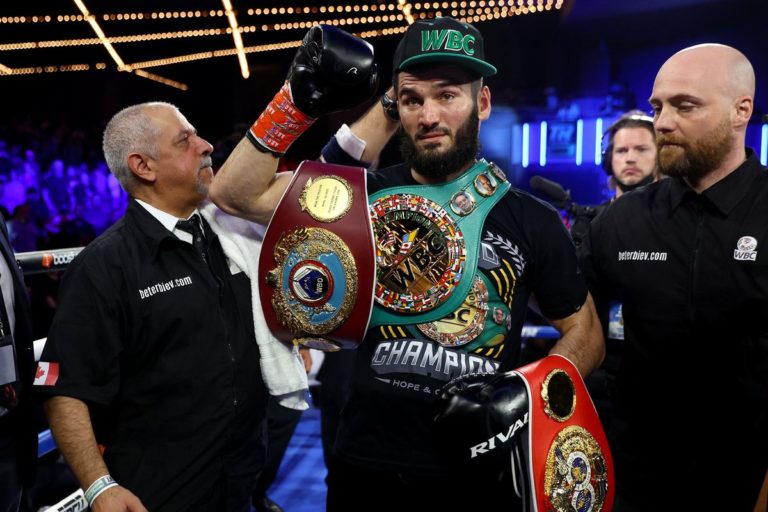 Artur Beterbiev stoppe Joe Smith Jr. au 2e round, Unifie trois titres mondiaux chez les 175 lbs