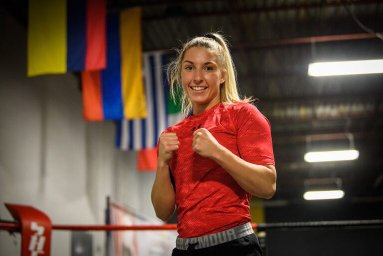 Kim Clavel défait Yesenia Gomez aux points et devient championne du monde WBC des poids mi-mouches à Montréal