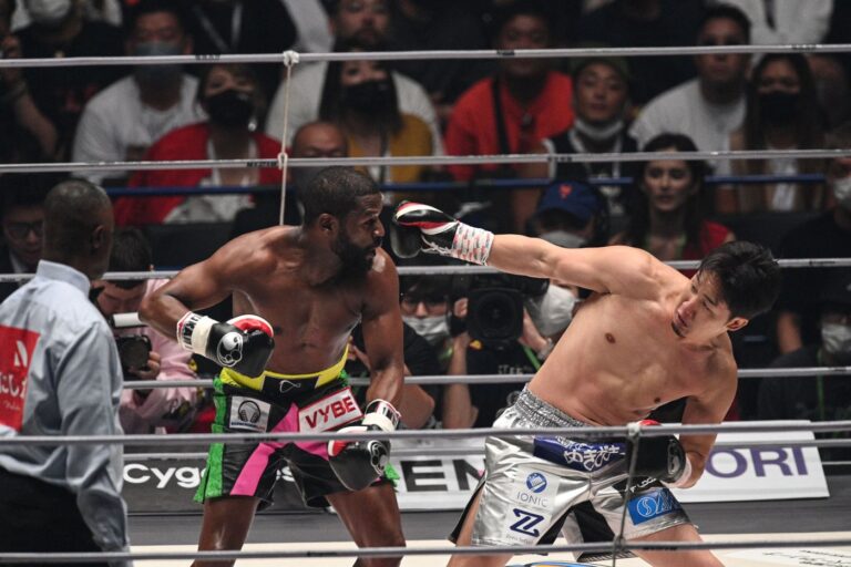 Floyd Mayweather bat Mikuru Asakura par KO en 2 rounds