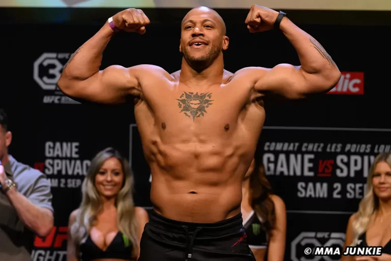 Ciryl Gane défait Sergey Spivak par KO en deux rounds