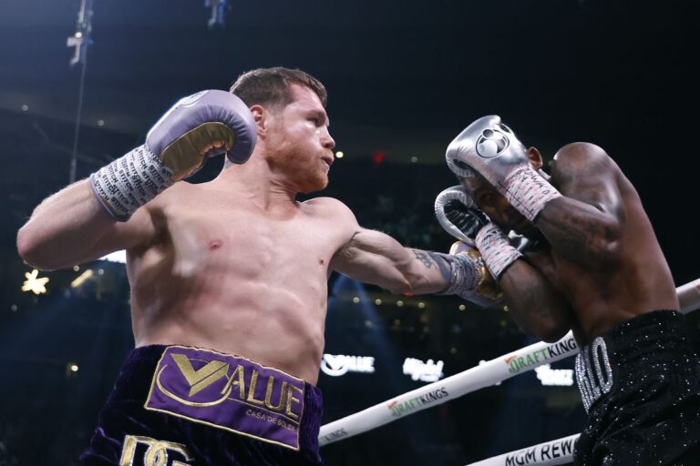 Canelo Alvarez domine Jermell Charlo et demeure champion du monde incontesté des poids super-moyens