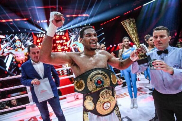 Le champion du monde IBO des super-moyens Osleys Iglesias joint les rangs de Eye of the Tiger