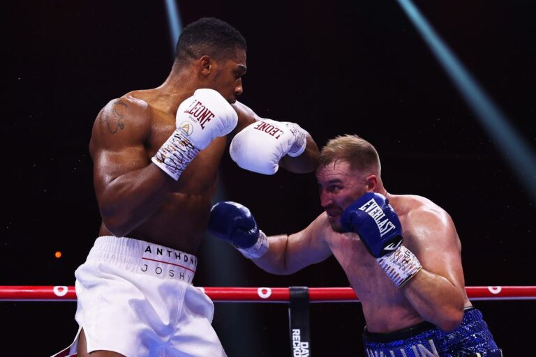 Anthony Joshua punit et stoppe Otto Wallin après cinq rounds