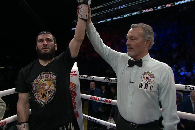 Artur Beterbiev bat Callum Smith par TKO en sept rounds