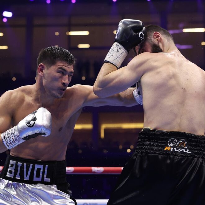 Dmitry Bivol défait Artur Beterbiev aux points dans le rematch et s’empare des titres mondiaux des mi-lourds