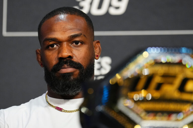 Jon Jones répond à ses détracteurs après avoir pris sa retraite de l’UFC : « Mensonges ridicules et distractions ! »