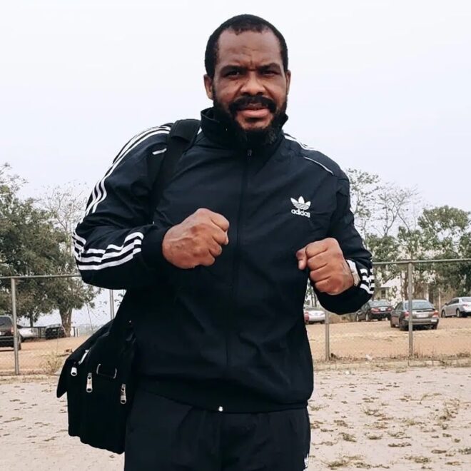 Ike Ibeabuchi remporte son combat de retour après 26 ans d’inactivité et défie Oleksandr Usyk