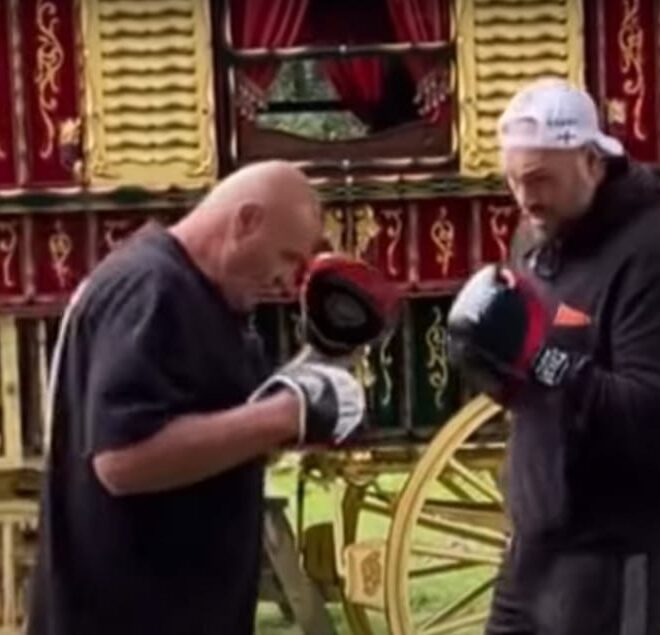Tyson Fury publie une nouvelle séquence d’entraînement avec son père John laissant présager un retour