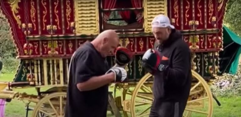 Tyson Fury publie une nouvelle séquence d’entraînement avec son père John laissant présager un retour