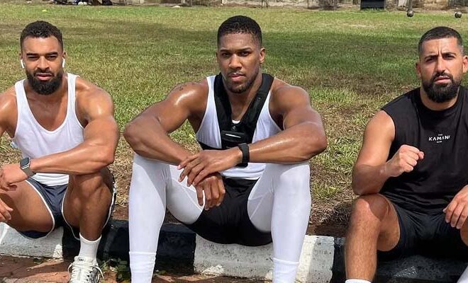 Anthony Joshua rend hommage à ses amis décédés dans un accident de voiture après sa sortie de l’hôpital