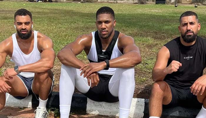 Anthony Joshua rend hommage à ses amis décédés dans un accident de voiture après sa sortie de l’hôpital