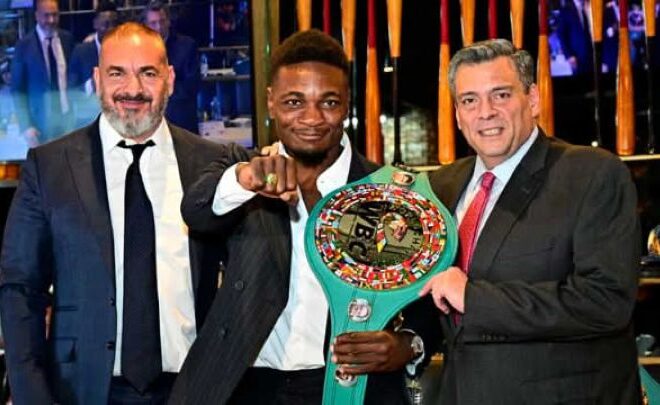 Christian Mbilli reçoit le titre mondial WBC des mains de Mauricio Sulaiman