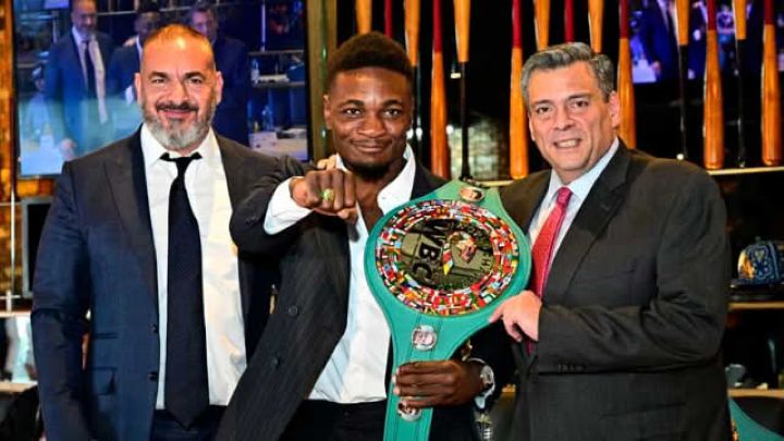 Christian Mbilli reçoit le titre mondial WBC des mains de Mauricio Sulaiman