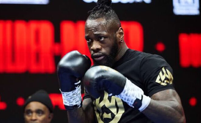 Frank Warren évalue les chances de victoire du puncheur Deontay Wilder face à Oleksandr Usyk