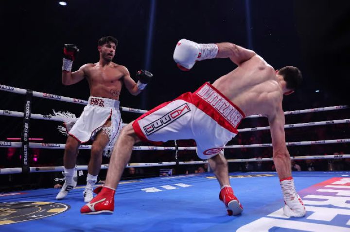 Josh Kelly surprend Bakhram Murtazaliev et remporte le titre mondial IBF des super-welters