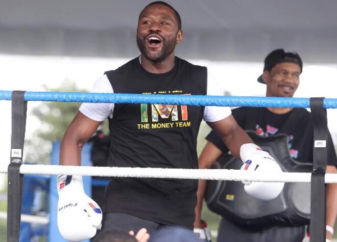 Floyd Mayweather sort de sa retraite pour établir de nouveaux records