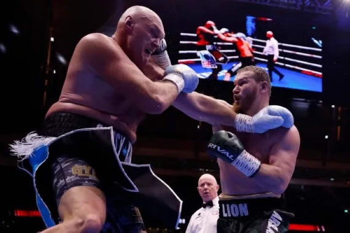 Tyson Fury domine Arslanbek Makhmudov et défie publiquement Anthony Joshua à Londres