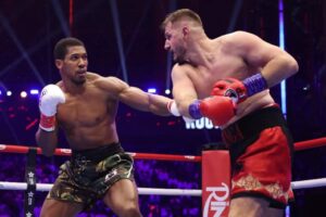 Anthony Joshua se remet de deux knockdowns et bat Kristian Prenga par KO au 2e round