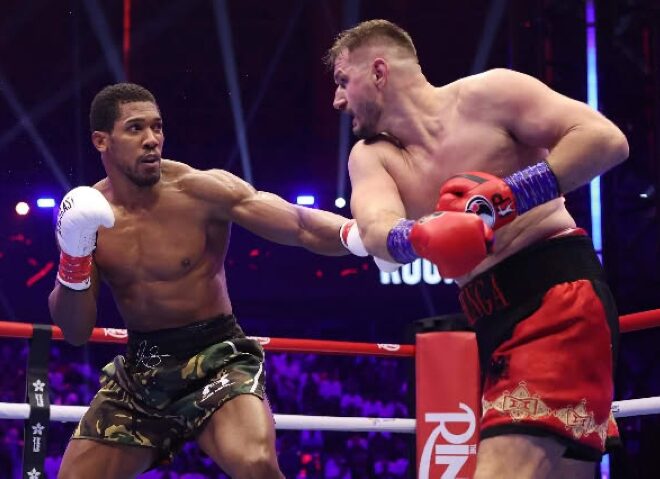 Anthony Joshua se remet de deux knockdowns et bat Kristian Prenga par KO au 2e round